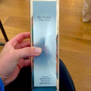 In box Estée Lauder re-nutriv ultimate lift regenerating youth treatment lotion